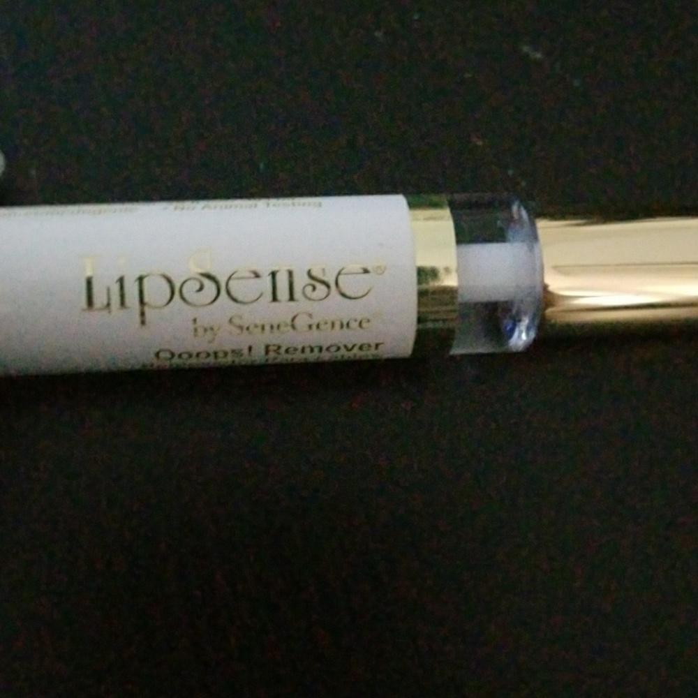 Free** Lipsense Oops Remover